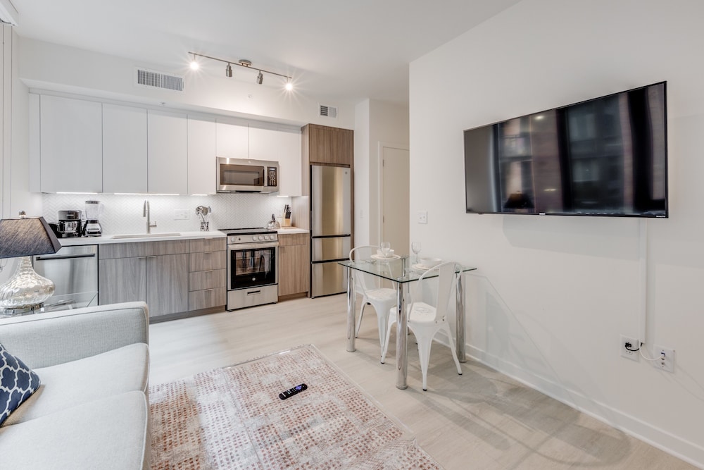 Luxury Apartment, 1 Bedroom (Room décor/layout/colors vary by unit) - Photo 3