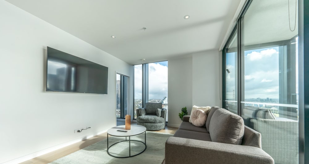 Two-Bedroom Two-Bathroom + Study Apartment with Harbour View - Photo 8