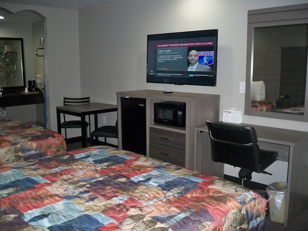 Standard Double Room, 2 Queen Beds - Photo 4