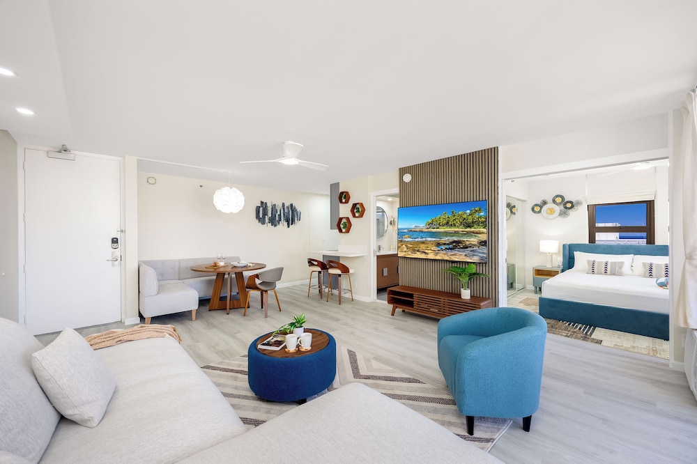 Premium Remodeled Condo with Ocean View and Parking: Premium Suite, 1 King Bed, Air conditioning, Ocean View (0194) photo