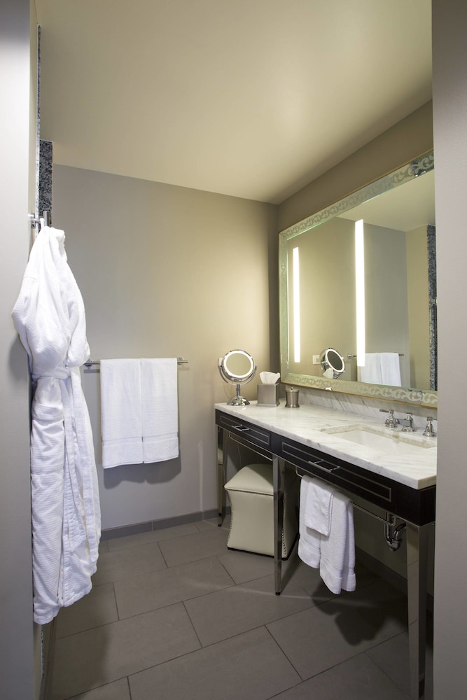 Executive Room, 1 King Bed - Photo 8