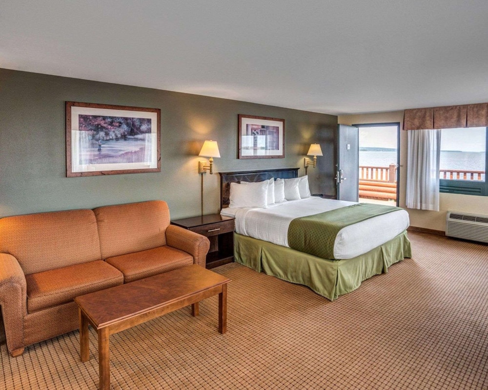 Suite, 1 King Bed, Non Smoking, Lake View (Upper Floor) photo 1