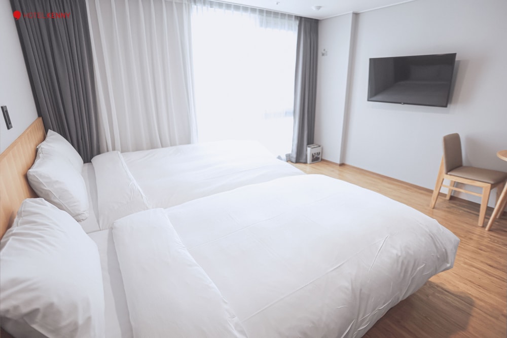 Family Twin Room - Photo 4