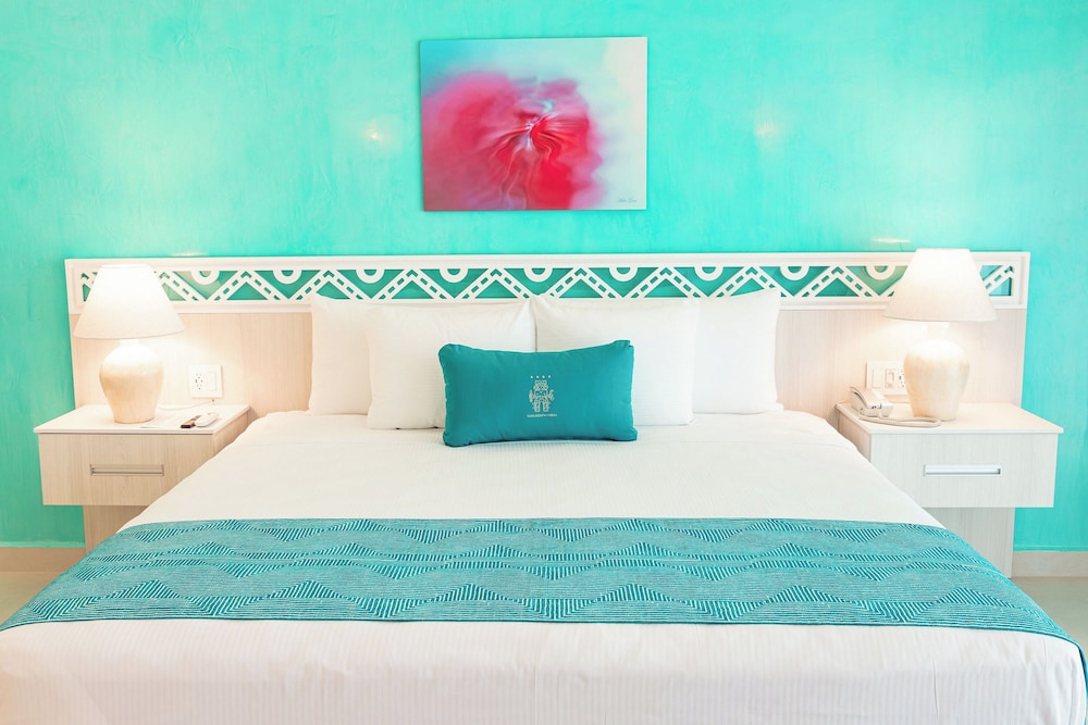 Premium Tropicana King Bed with Plunge Pool photo 3