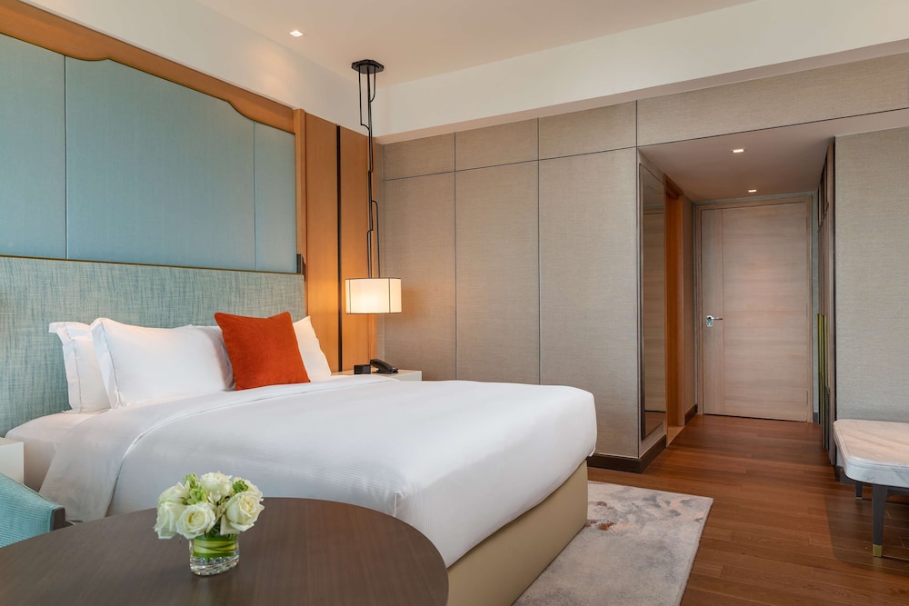 Deluxe Room, 1 King Bed, Garden View