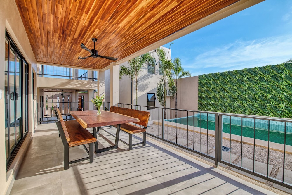 Family Apartment, 2 Bedrooms, Poolside photo 2