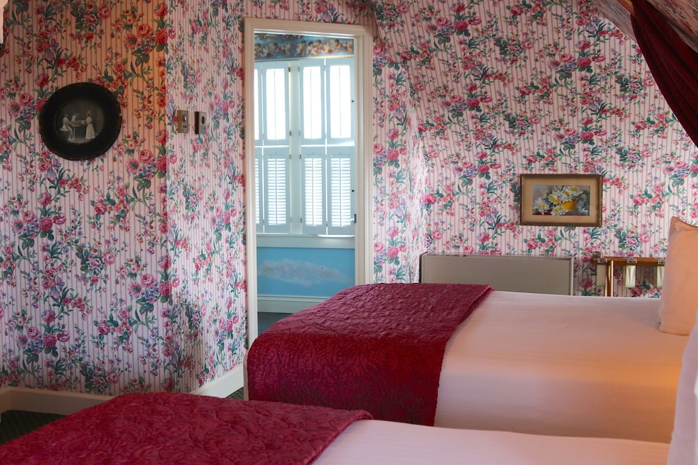 Premium Double Room, Ensuite, Lake View (VICTORIAN HARBOR W TURRET) photo 2