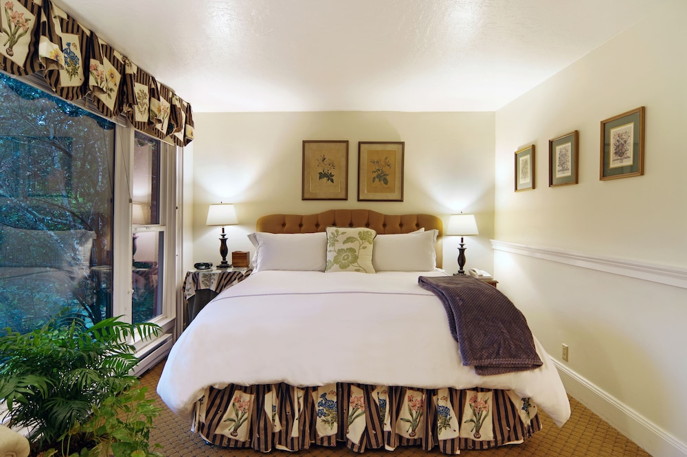 Standard Room, 1 King Bed, Garden Area photo 2