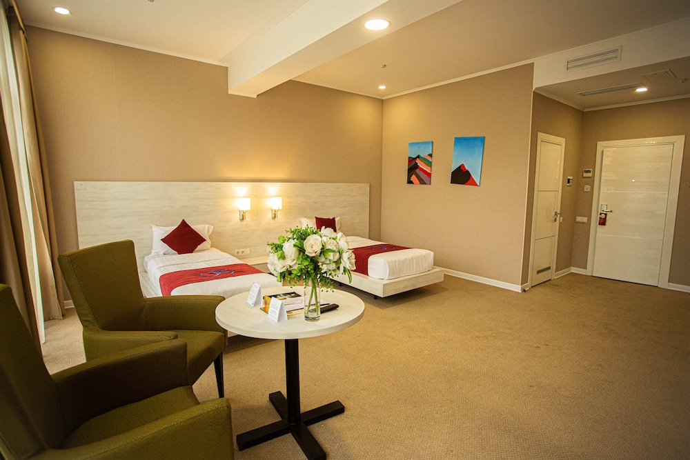 Junior Double Room, 1 Bedroom, Courtyard View photo 2