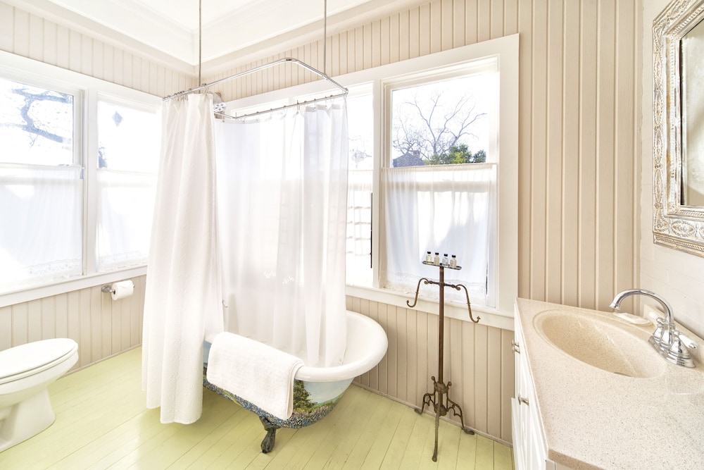 Room, Private Bathroom (Bluebonnet Room) photo 2
