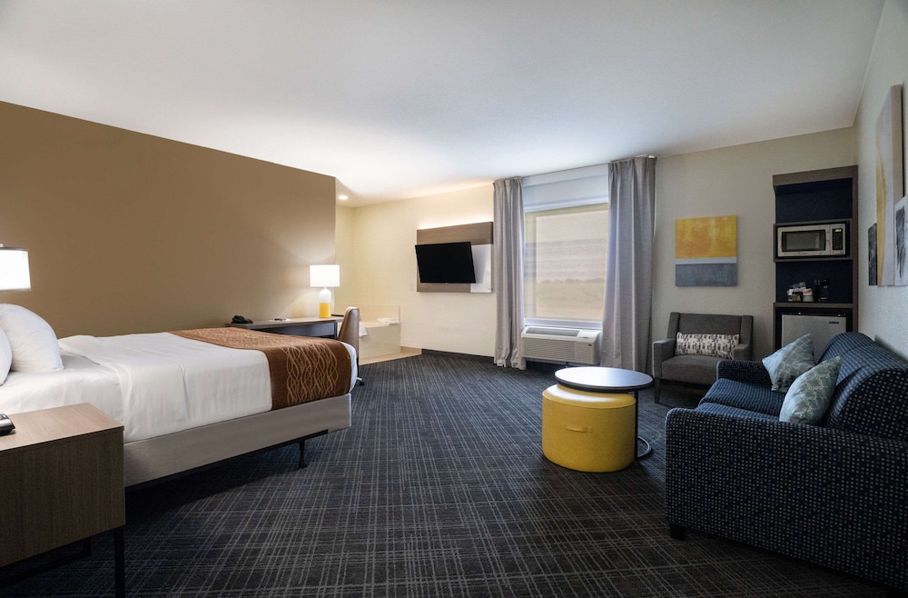 Suite, 1 King Bed with Sofa bed, Accessible, Jetted Tub photo 2