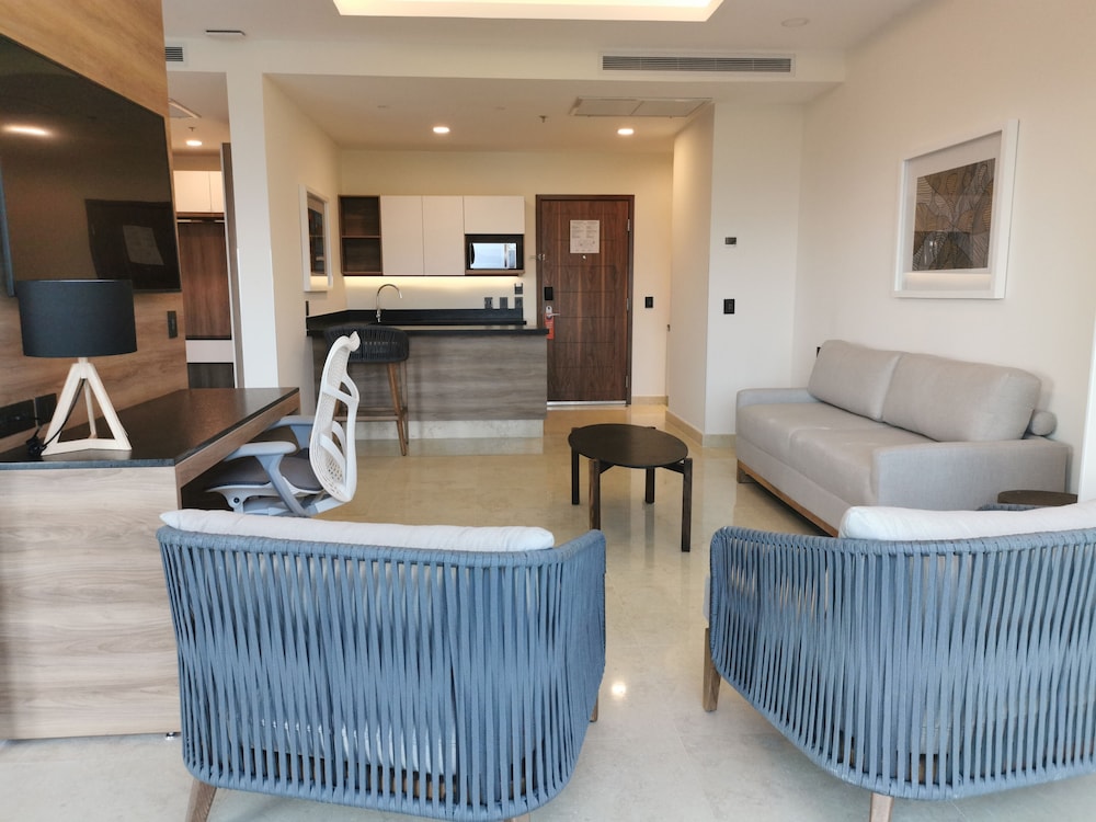 Suite, 1 King Bed (Top Floor) - Photo 14