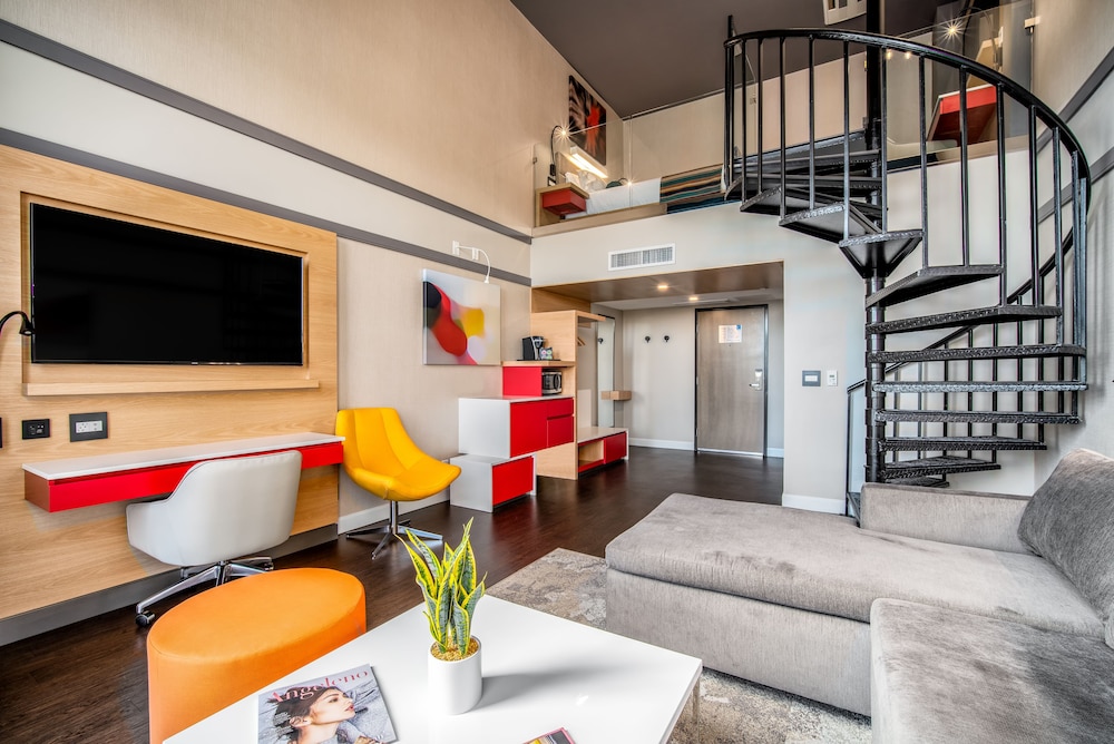 Loft, 1 Queen Bed (Off Olympic)