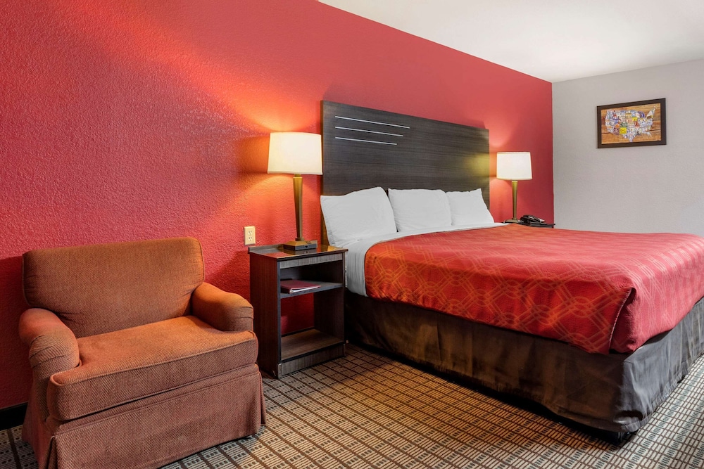 Standard Room, 1 King Bed, Non Smoking photo 3