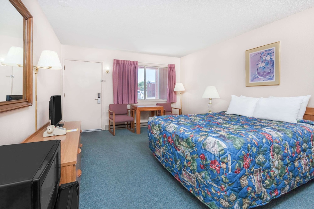 Standard Room, 1 Queen Bed - Photo 1