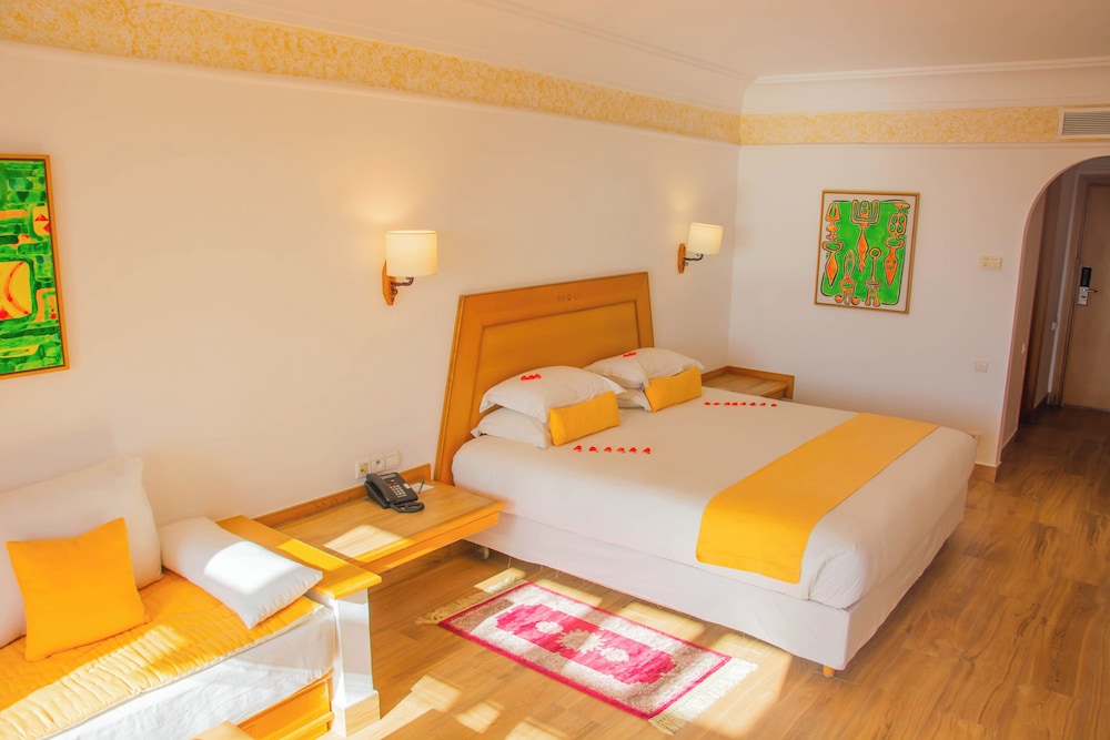 Luxury Twin Room, Pool View - Photo 15
