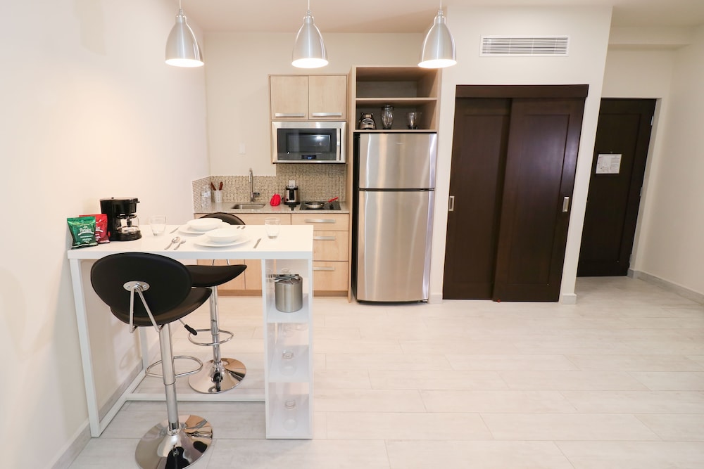 Family Suite, 1 Bedroom, Kitchenette thumbnail 5