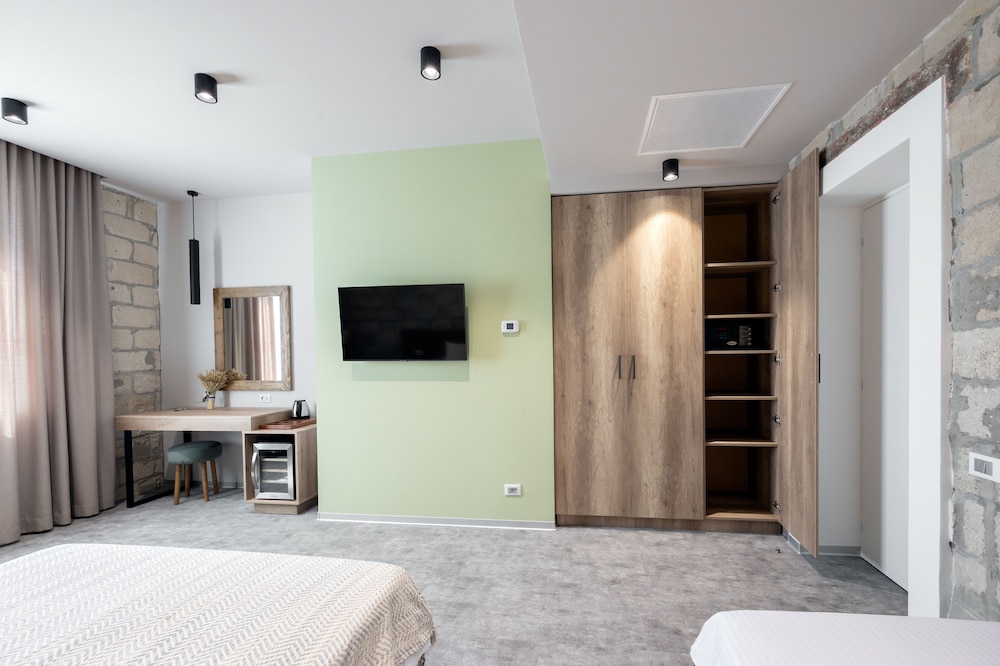 Family Room, 1 Queen Bed with Sofa bed, City View photo 2