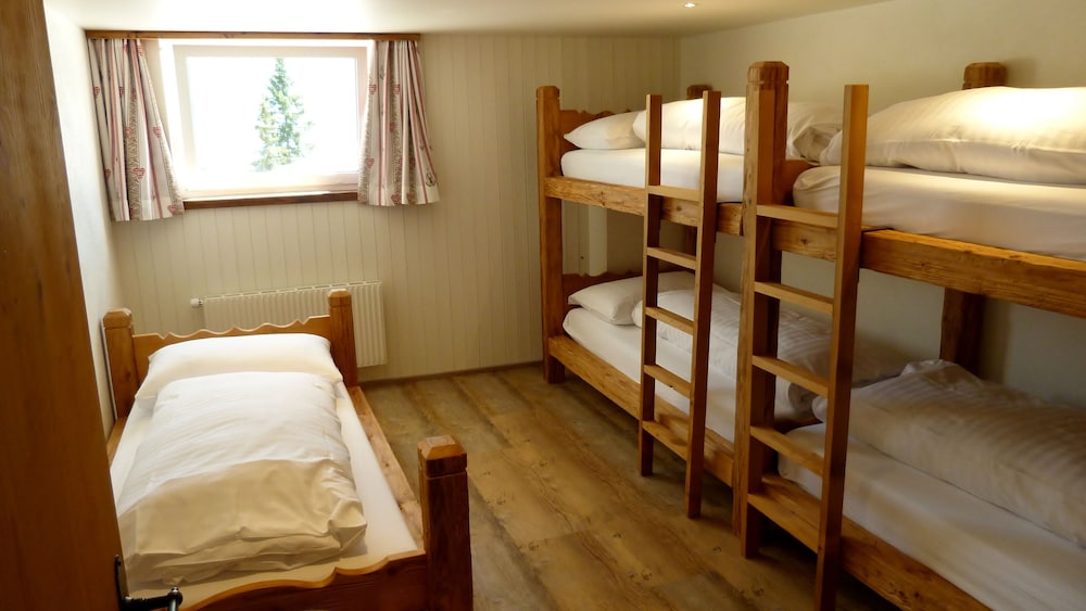 Room, Shared Bathroom (Gross Spannort)
