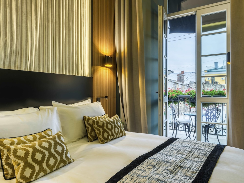 Junior Suite, 1 King Bed, Balcony, City View photo 2