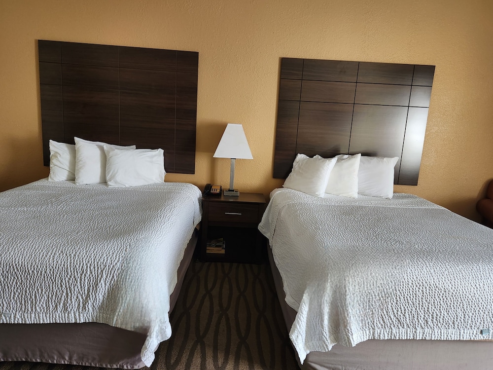 Room, 2 Queen Beds, Smoking - Photo 4