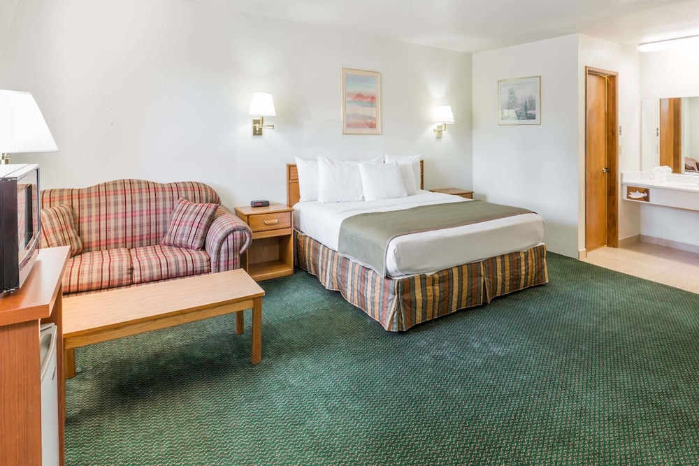 Studio Suite, 1 King Bed, Non Smoking - Photo 1