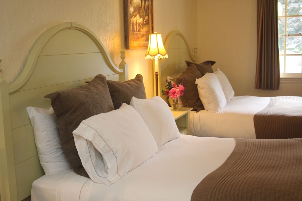 Standard Room, 2 Queen Beds photo 1