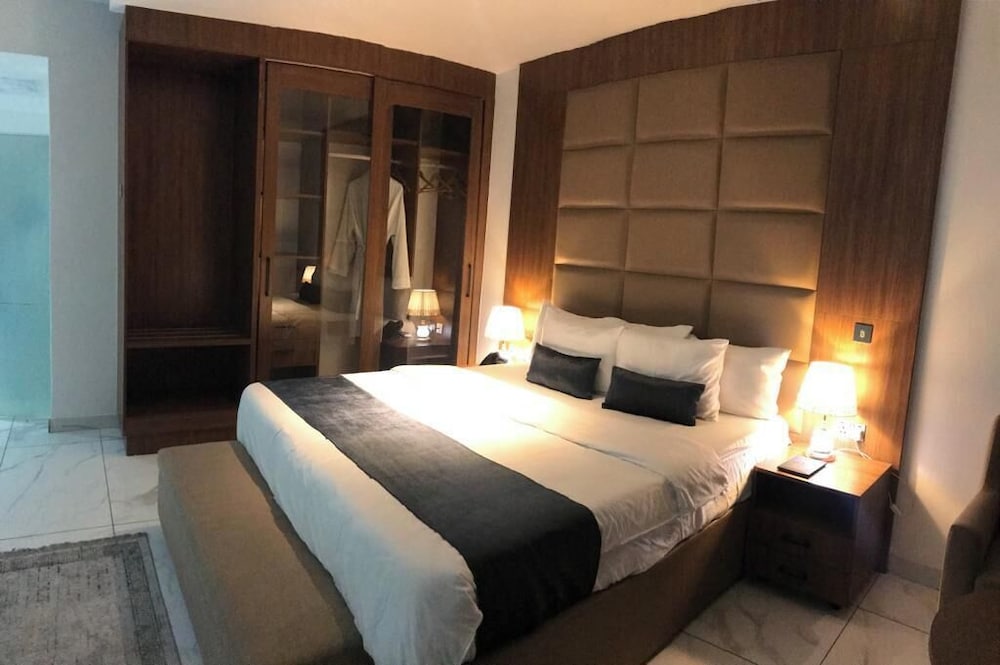 Comfort Room, Balcony, City View