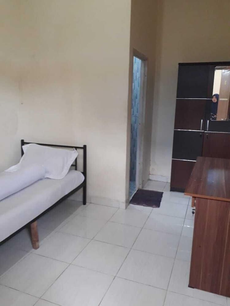 Basic Single Room, 2 Twin Beds (AC) photo 1
