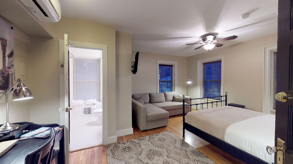 Deluxe Room, 1 Queen Bed photo 1