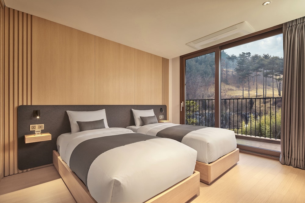 Suite Multi - 2 Bedrooms (Double/Twin), Extra Fee for Extra Bed