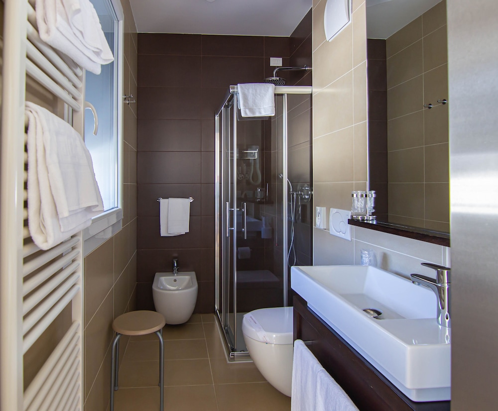 Classic Quadruple Room (with Spa Access) - Photo 5