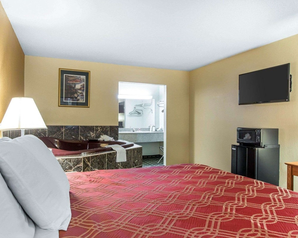 Room, 1 King Bed, Non Smoking, Hot Tub - Photo 1