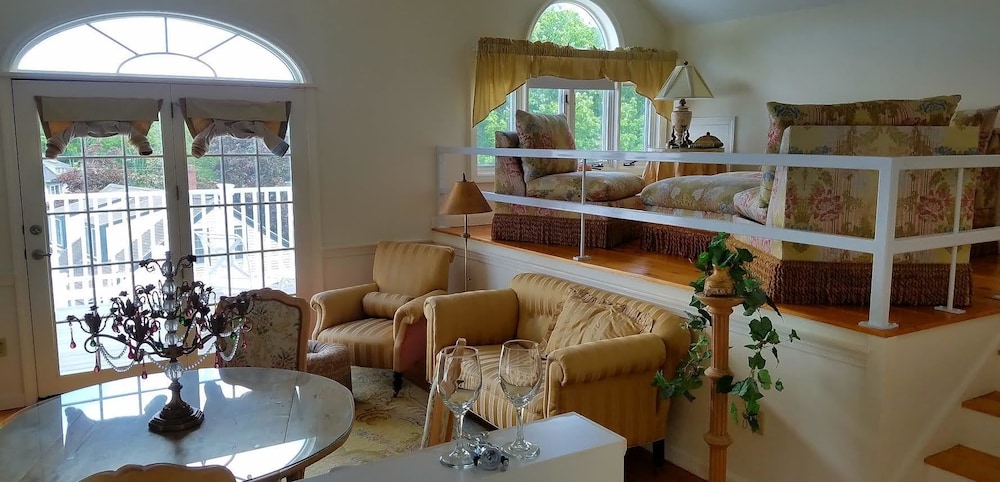 Suite, 1 Queen Bed, Porch photo 3