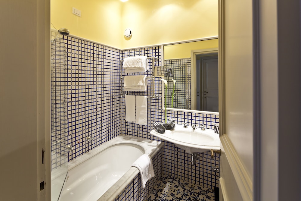 Superior Double or Twin Room, 1 Double or 2 Twin Beds, Balcony, Garden View - Photo 5