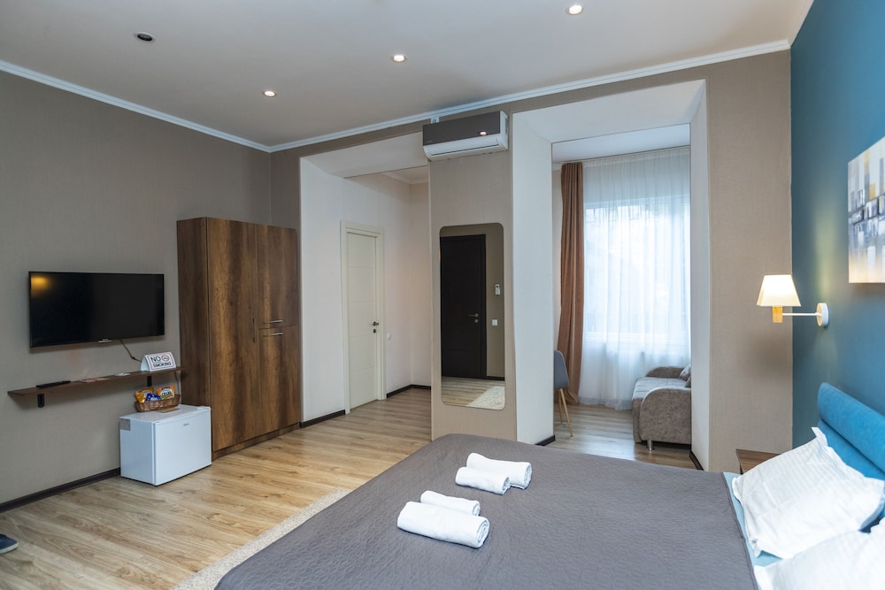 Superior Triple Room, 1 King Bed with Sofa bed, Non Smoking photo 3