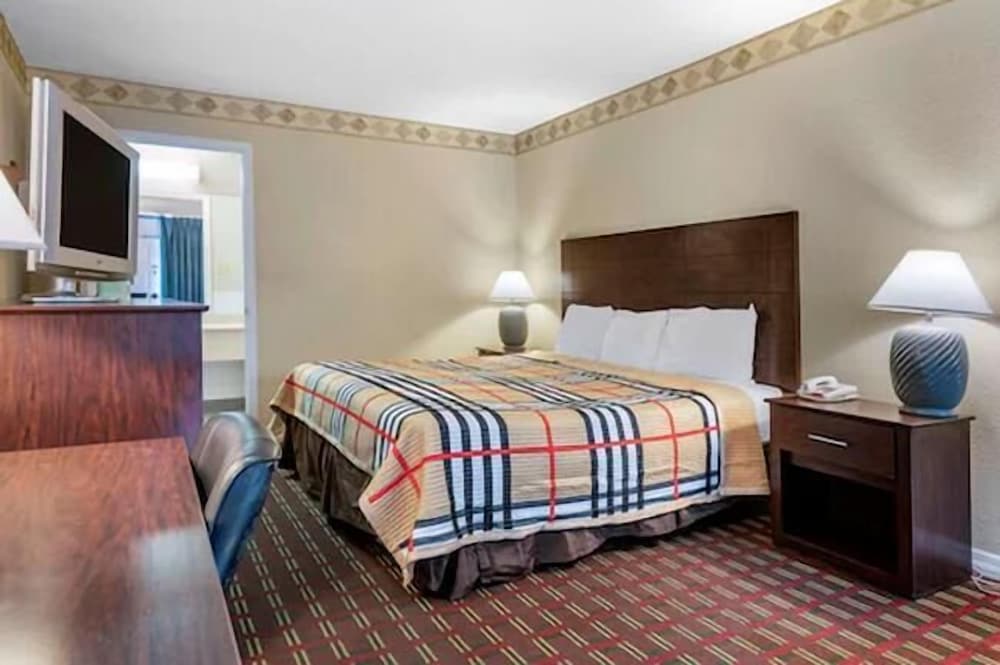 Room, 1 King Bed, Non Smoking (Upgrade) - Photo 1