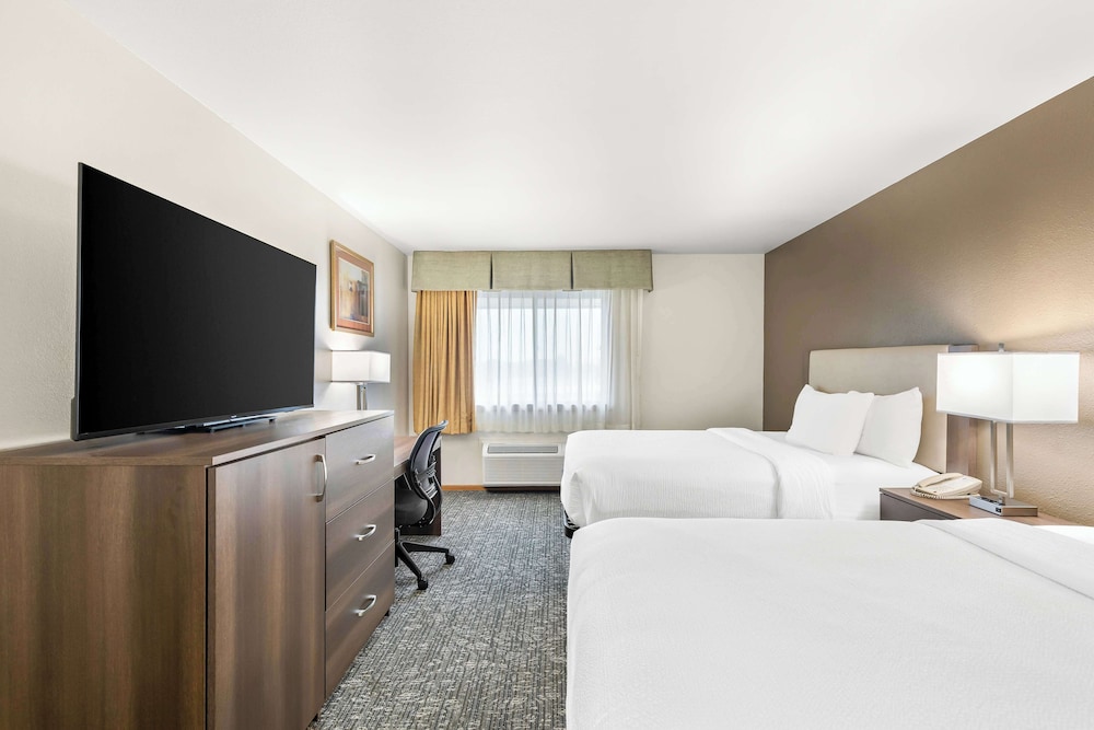Standard Room, 2 Queen Beds, Non Smoking, Refrigerator & Microwave - Photo 3