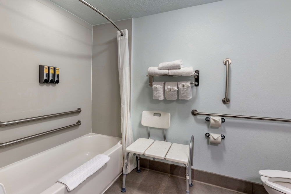 Standard Room, 2 Queen Beds, Accessible, Bathtub