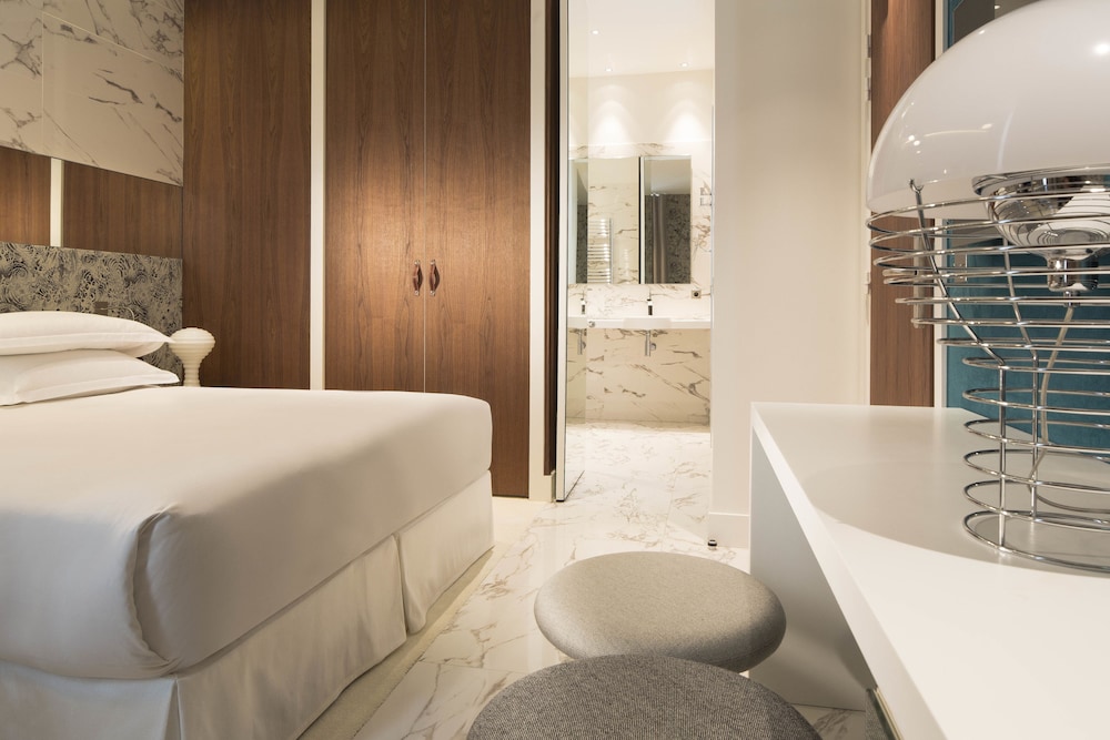 Deluxe Room thumbnail 6