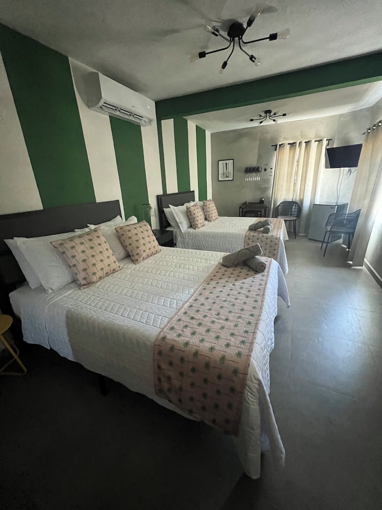 Deluxe Room, 2 Queen Beds, Non Smoking photo 2