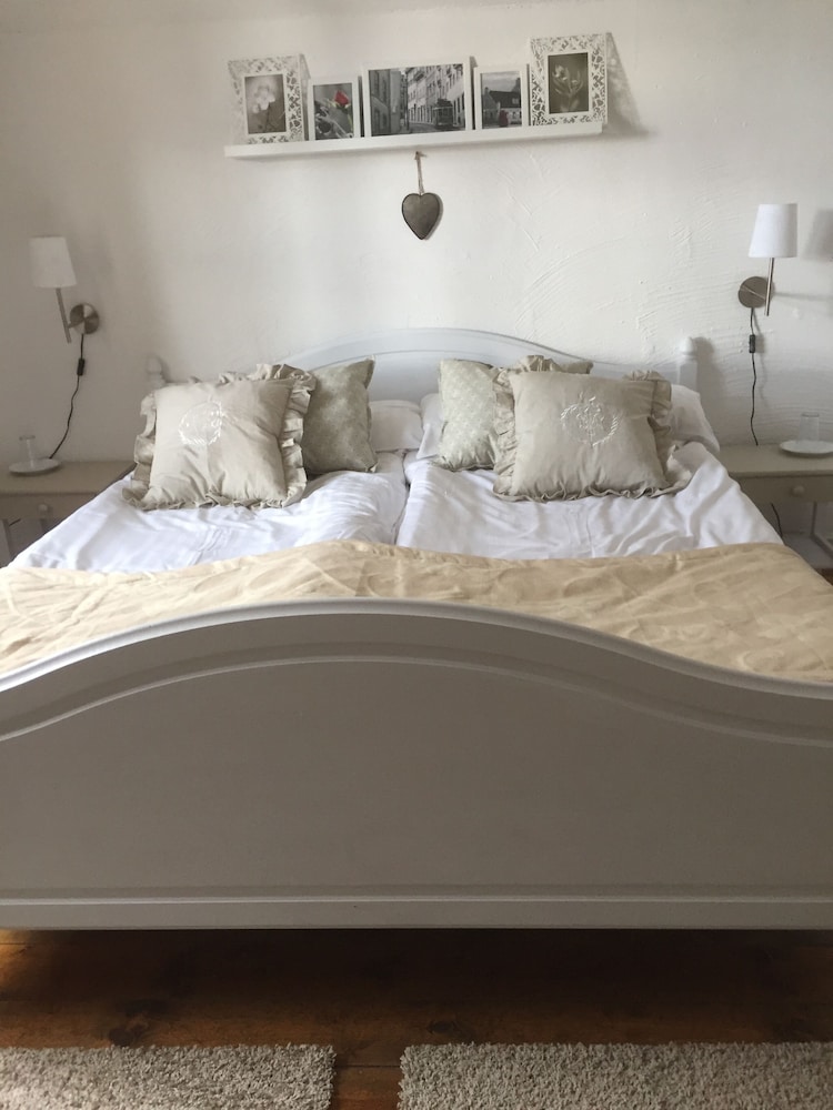 Economy Double Room with shared batheroom in the hallway photo 3