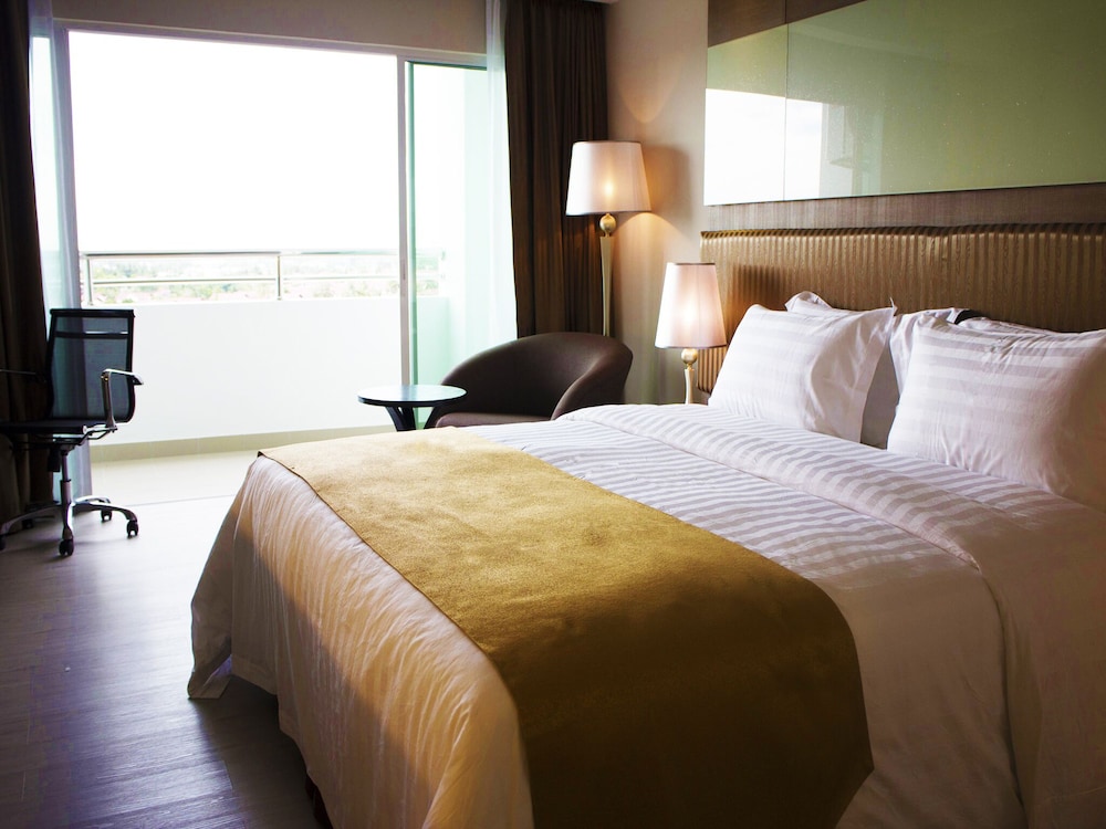 Deluxe Room, 1 King Bed, City View