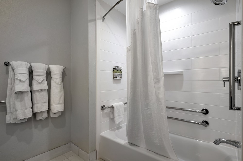 Standard Room, 2 Double Beds, Accessible Bathtub (Mobility) - Photo 2