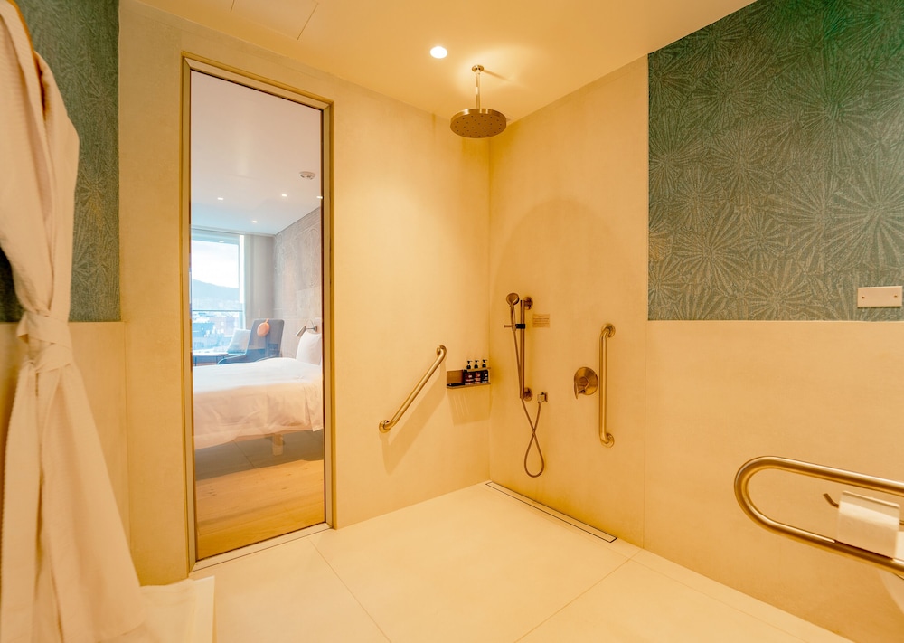 Premium Room, Accessible Bathtub (Premium King), photo 6