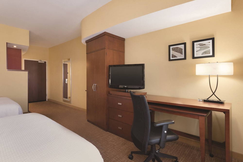 Room, 2 Queen Beds (Mobility Accessible, Transfer Shower) photo 2