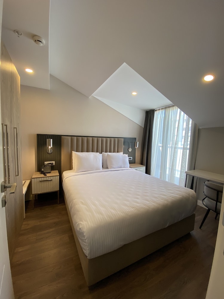 Roof Floor Suit Room photo 2