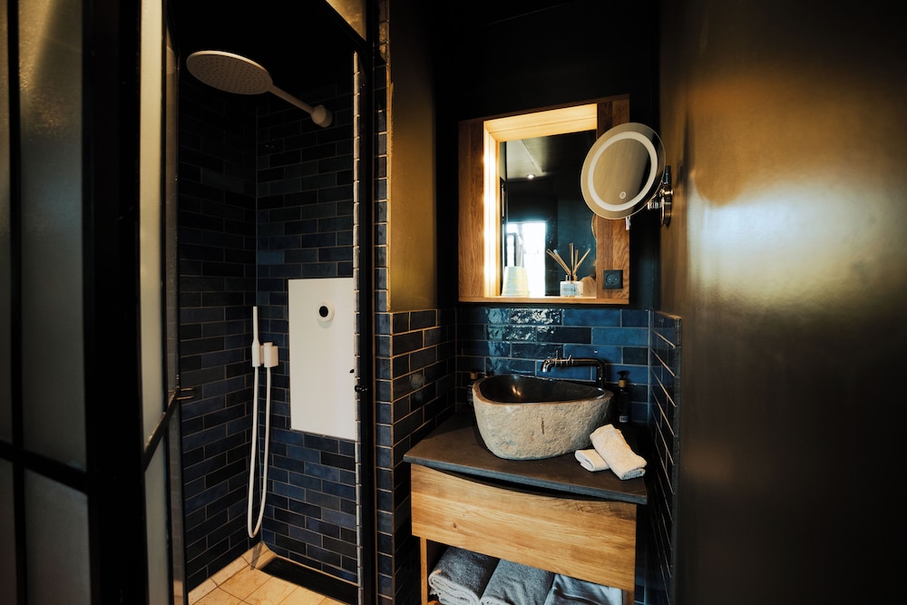 Family Suite, 2 Bedrooms, Non Smoking, Housekeeping thumbnail 6