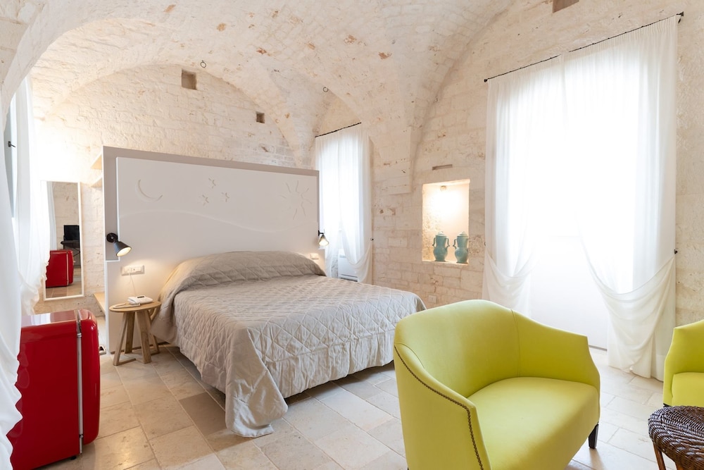 Deluxe Room, 1 King Bed, Courtyard View photo 2