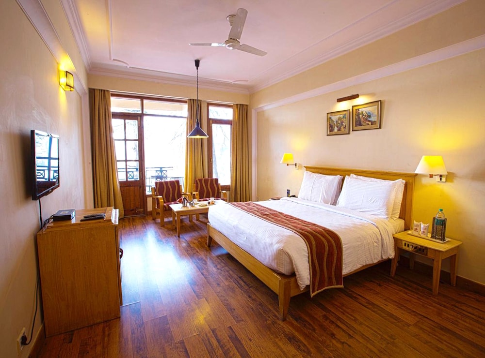 Super Deluxe Room with Small Balcony and Bathtub - Photo 3
